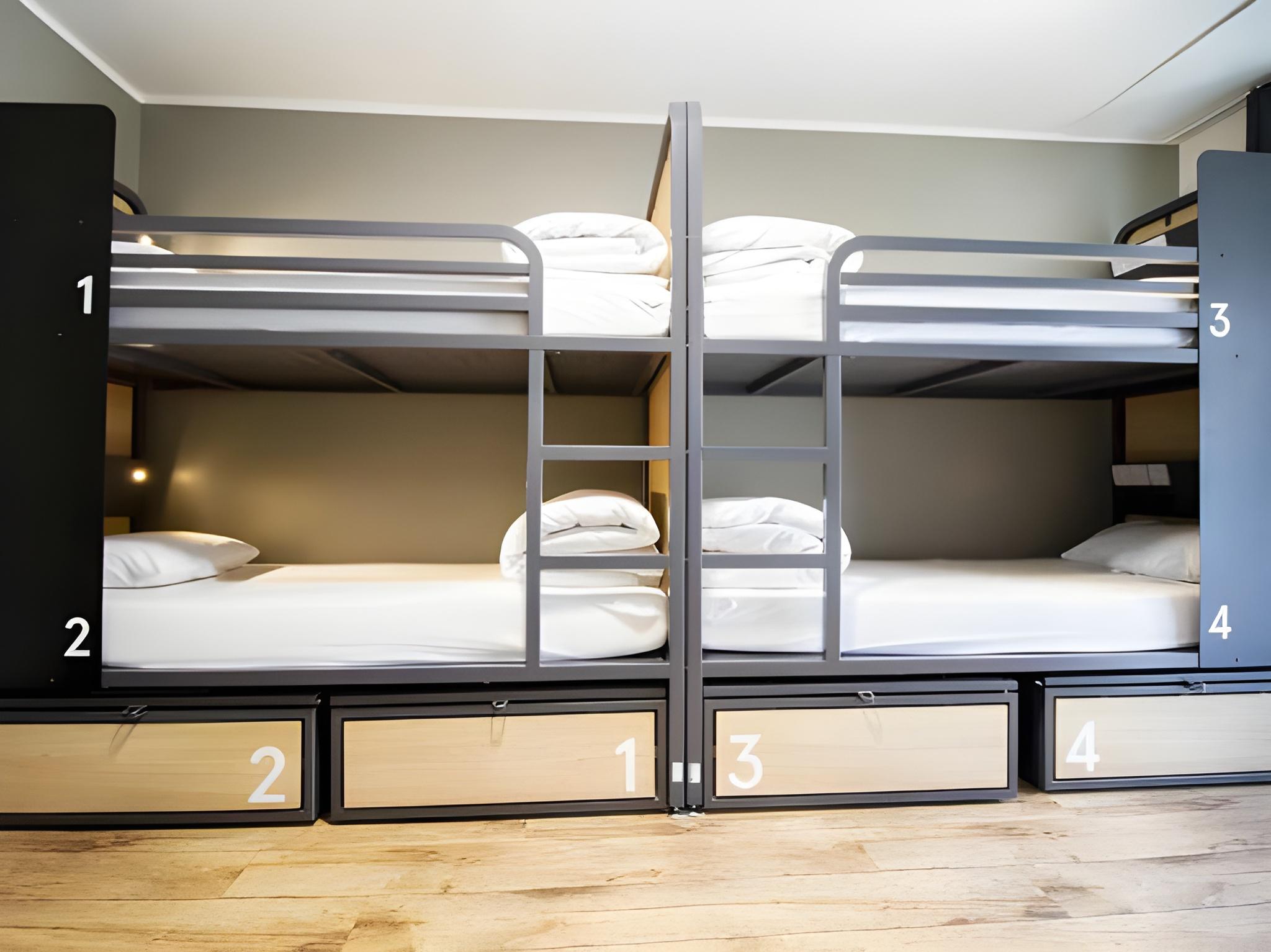 Room, Quadruple