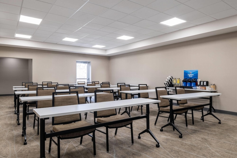 Wingate by Wyndham Geneva at SPIRE Academy 41/56