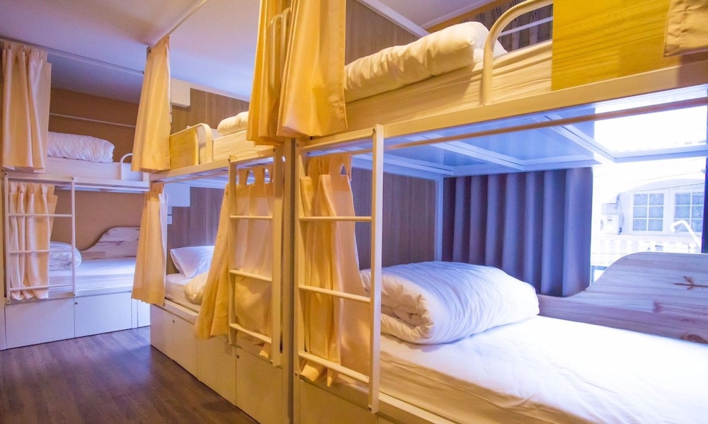 MIXED DORM, 6 BUNK BEDS