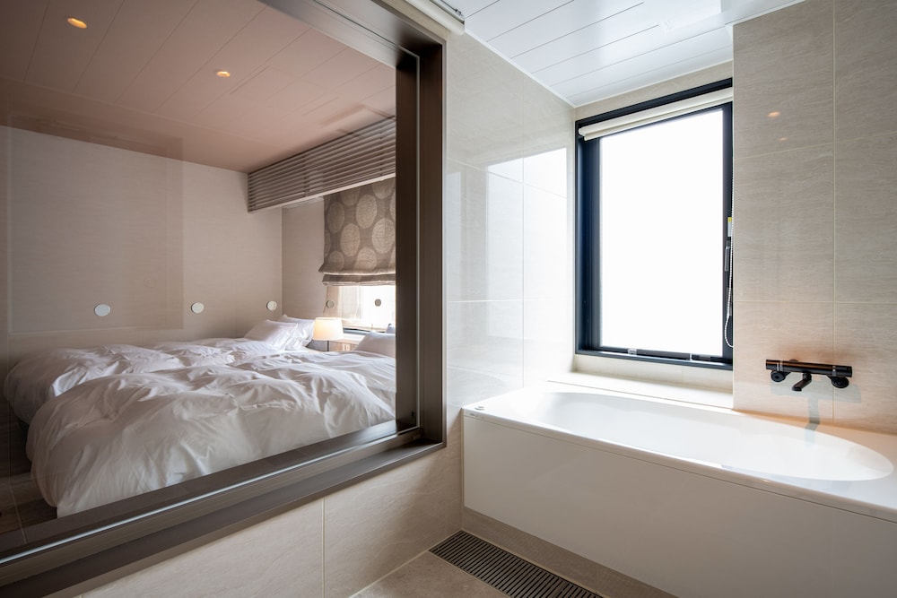 SUITE, TWIN BEDS