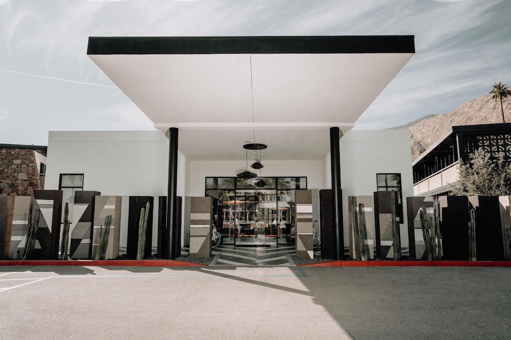 V Capri Palm Springs, a Dolce by Wyndham 24/50