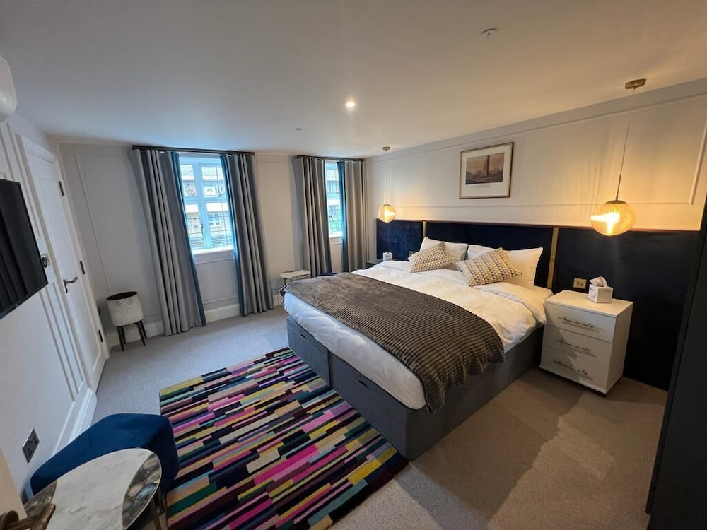 Three Falcons Hotel 14/50