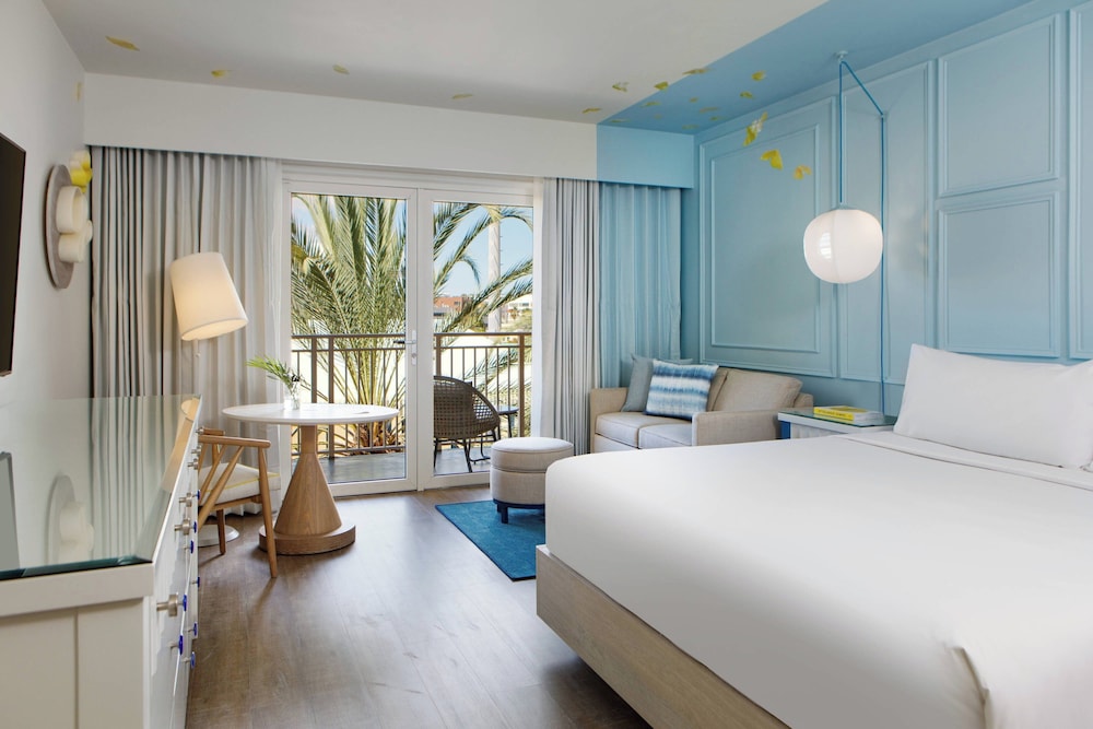 ROOM, KING BED, ISLAND VIEW, BALCONY