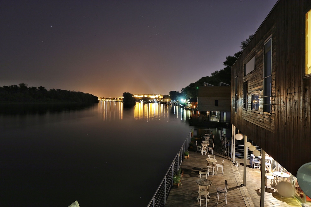 Arkabarka Floating Hostel And Apartments 74/83