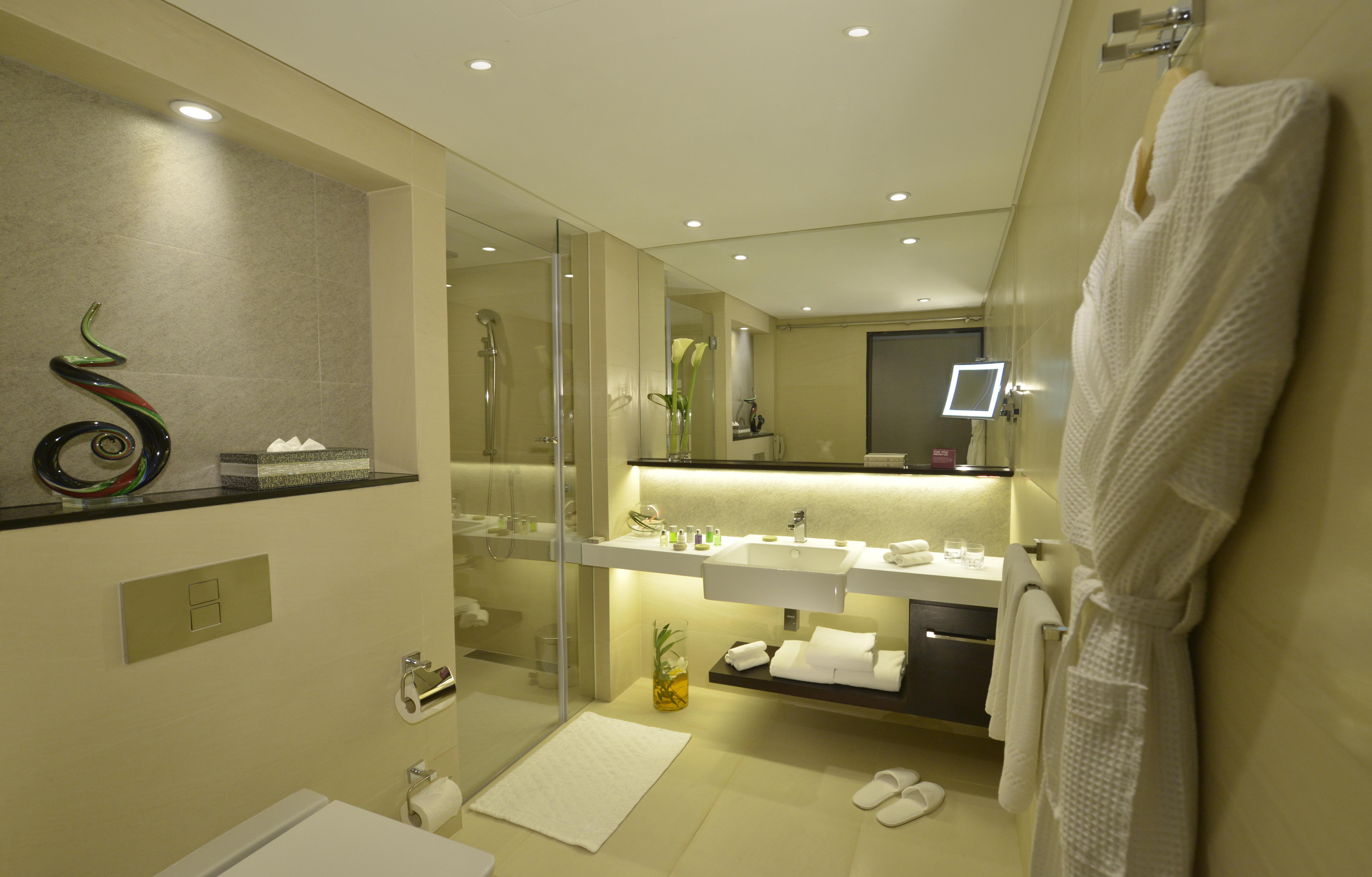 غرفة ديلوكس بسريرين منفصلين، Crowne Plaza Bahrain 8/8