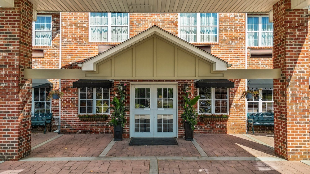Mountain Inn & Suites Flat Rock 2/53