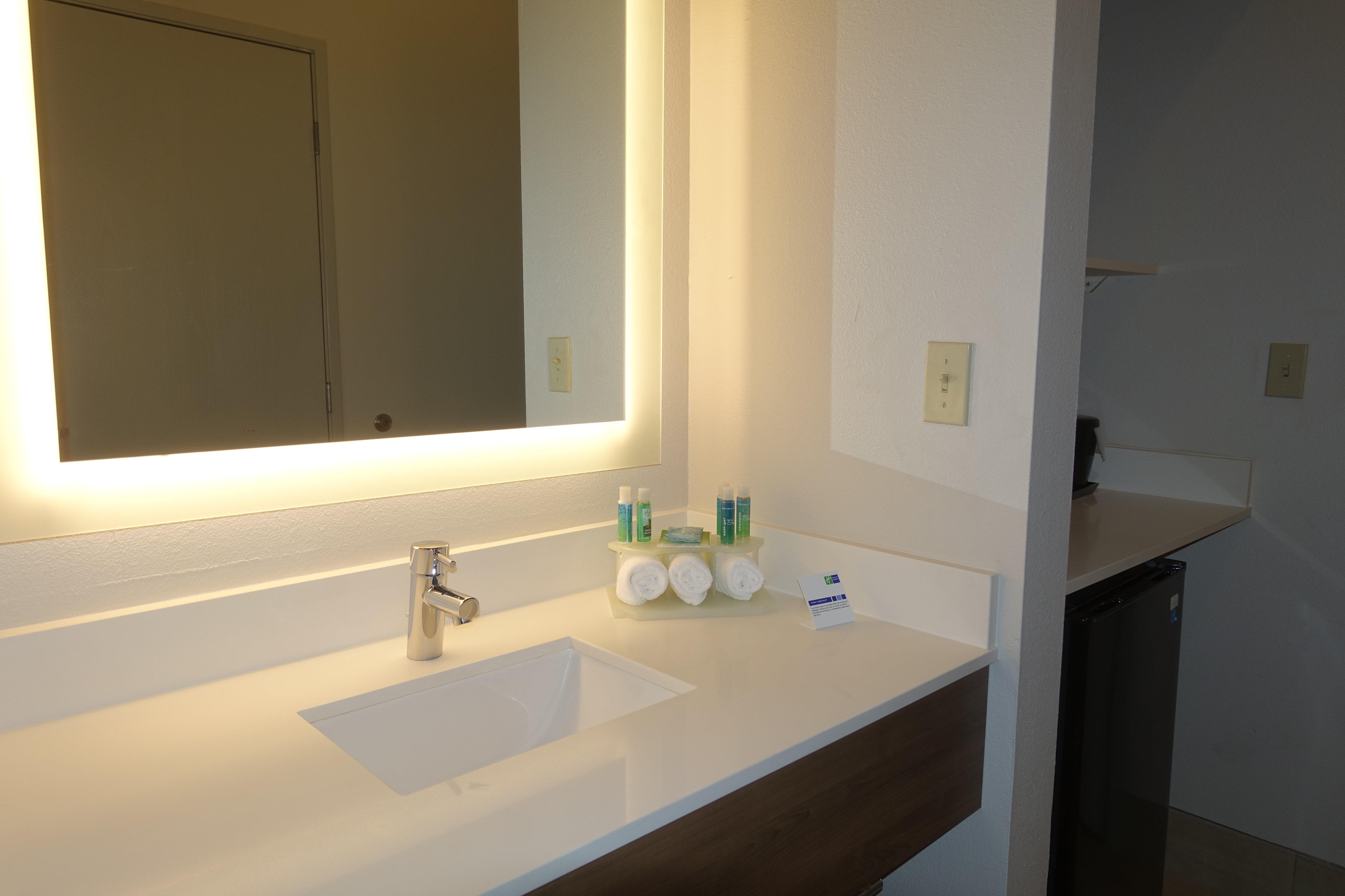 Standard, Holiday Inn Express Suites Brentwood 3/4