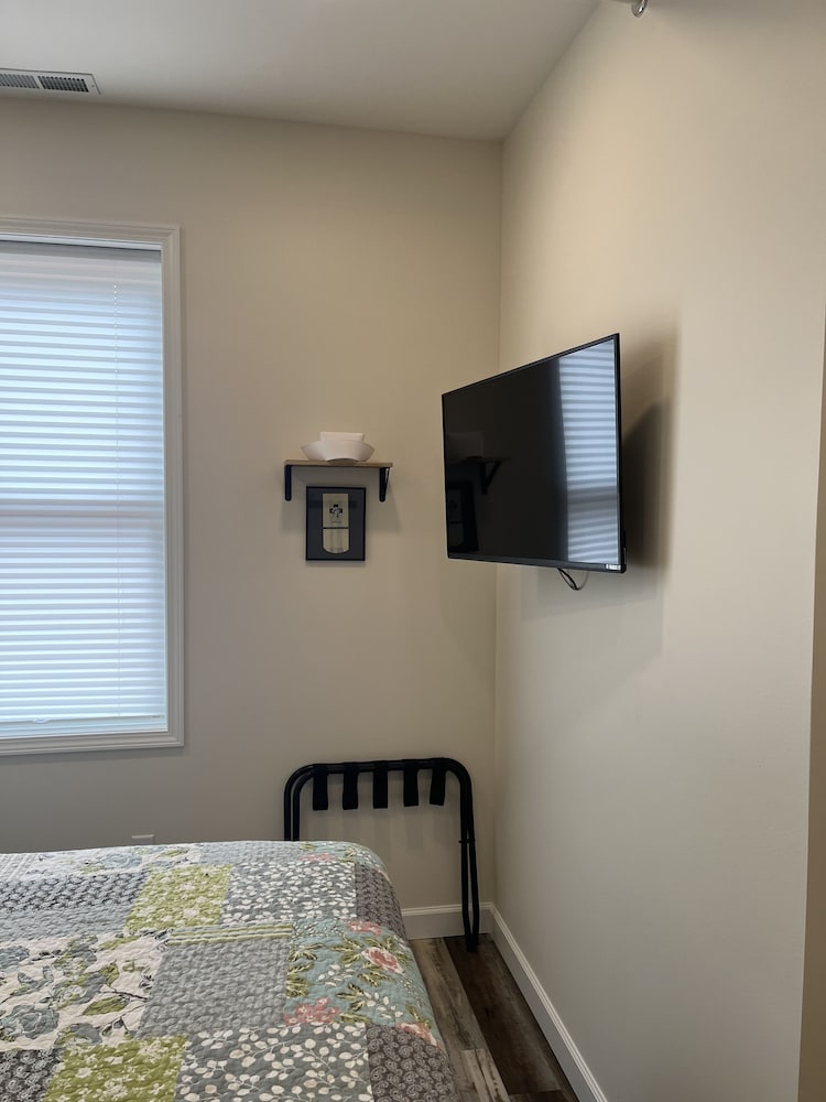 Suite, King Bed, Female Only