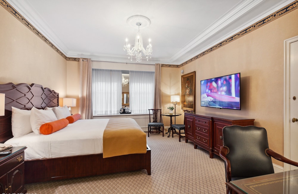INTERIOR, KING BED