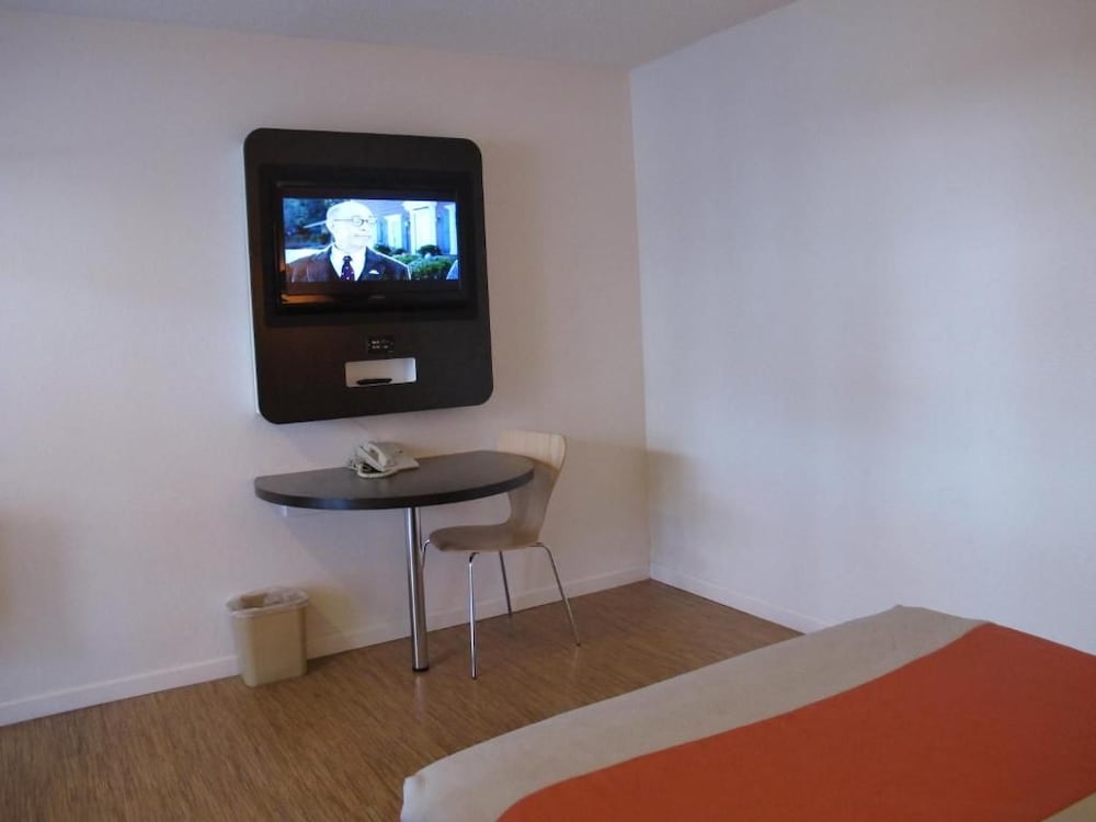 Motel6 Baltimore MD 32/44