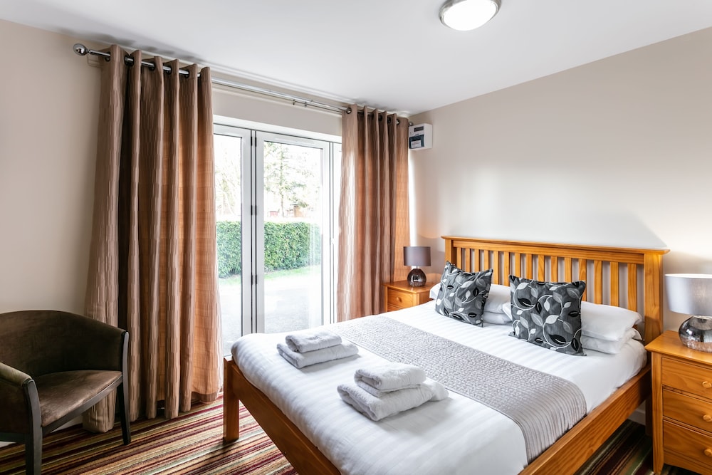 Roydon Marina Village Hotel 8/49