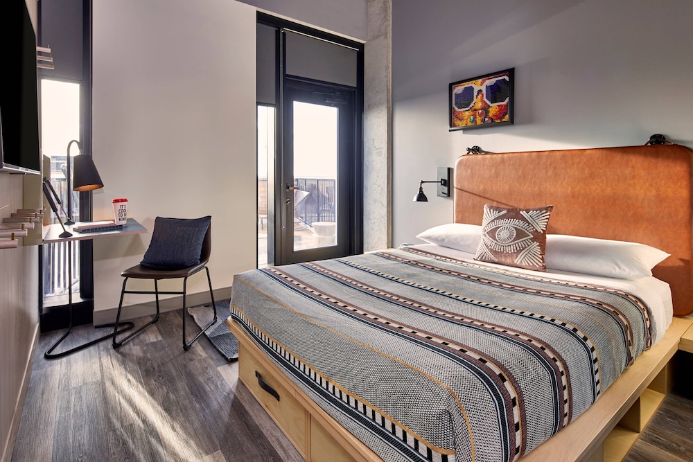 Room, Queen Bed, Balcony, Accessible