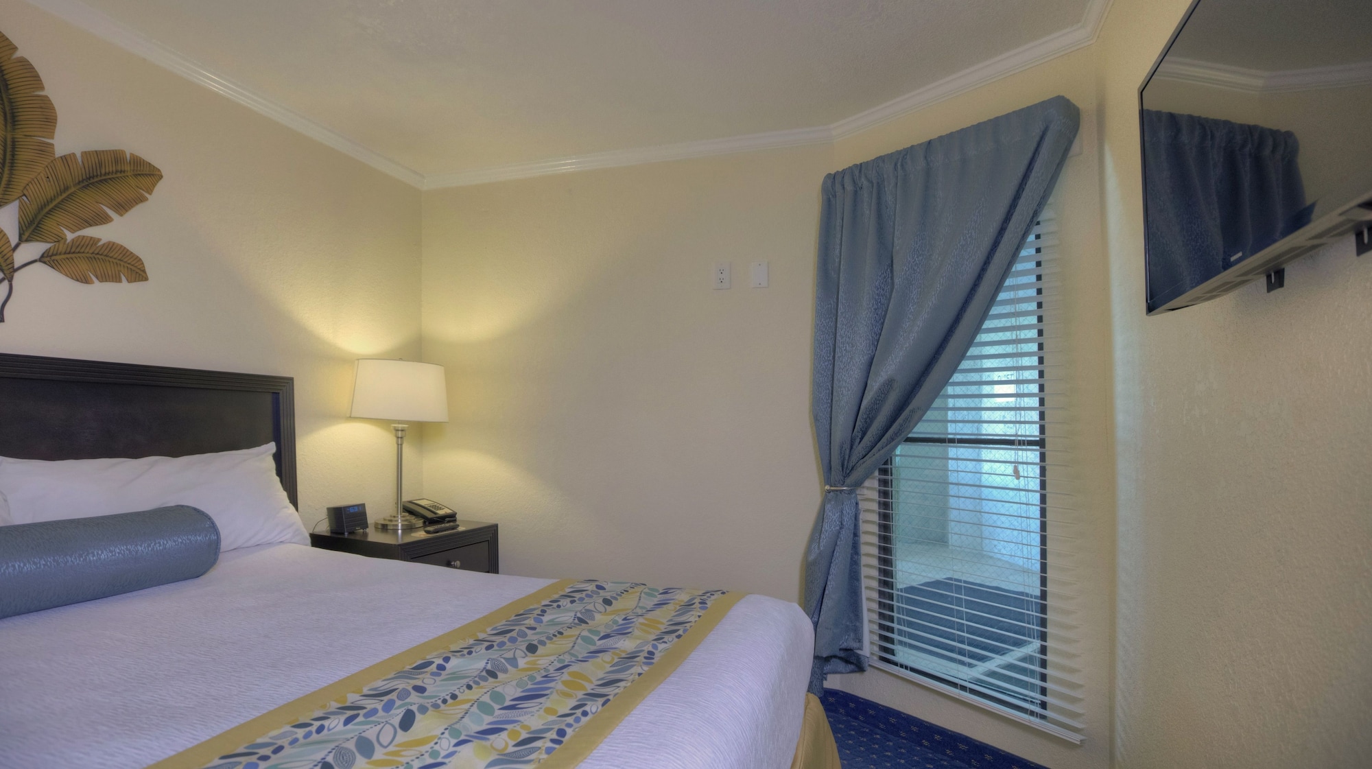 1 BEDROOM, SUITE, QUEEN BED, BAY VIEW, SOFA