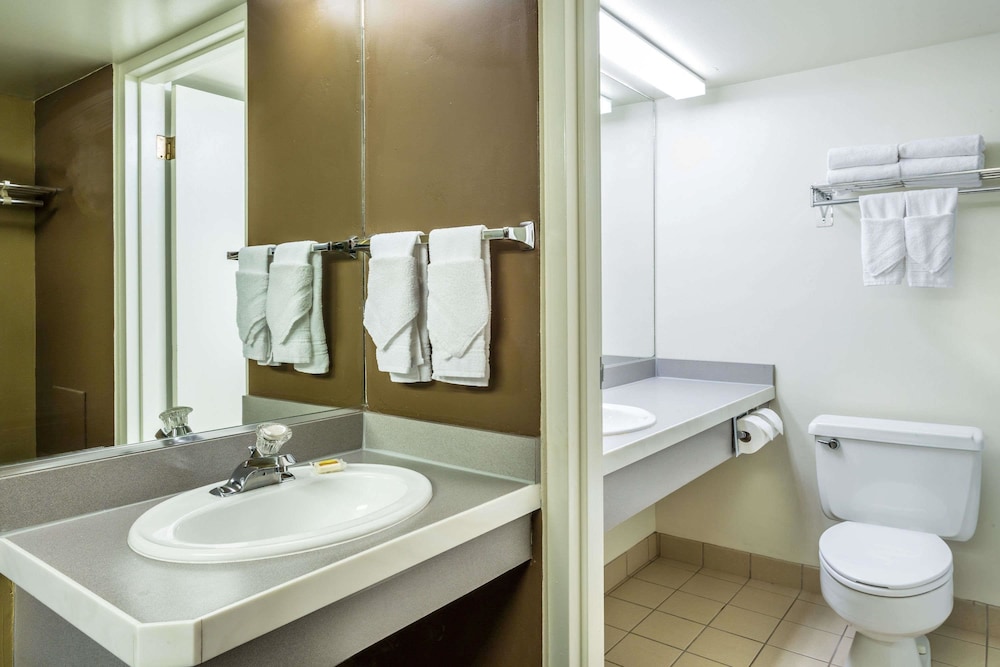 Days Inn & Suites by Wyndham Logan 9/37