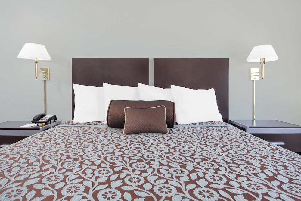 Days Inn by Wyndham Market Center Dallas Love Field 12/27