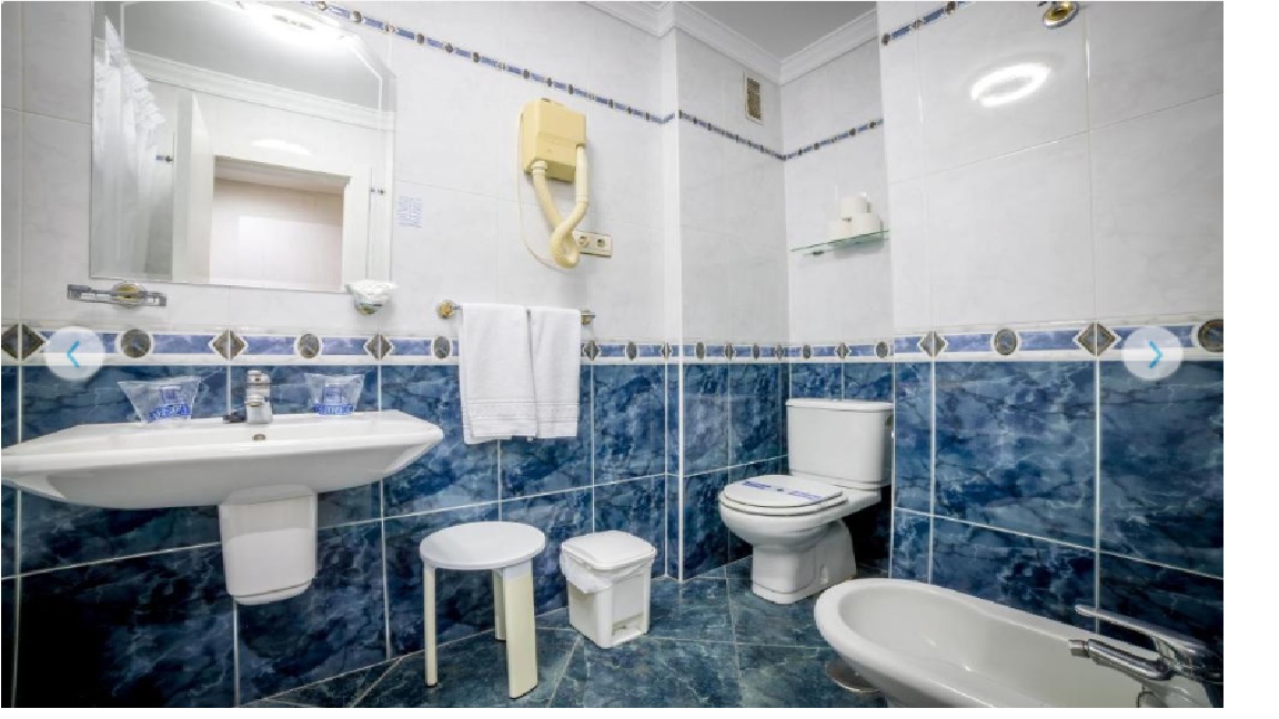 غرفة بسرير مزدوج أو سريرين منفصلين بشرفة، Villa de Laredo Hotel 2/2