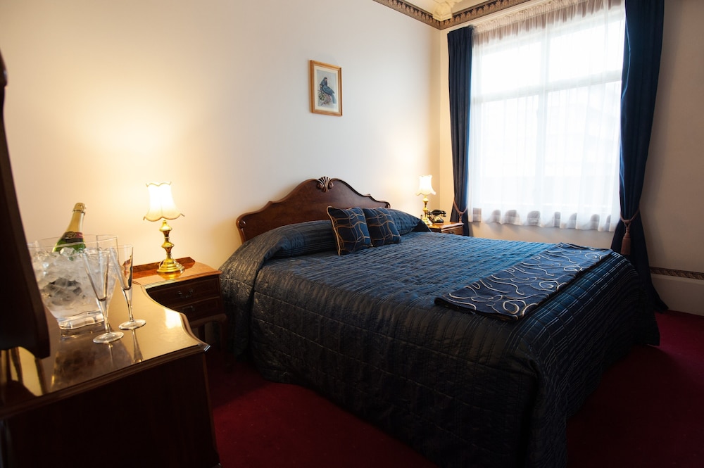 The County Hotel 10/50