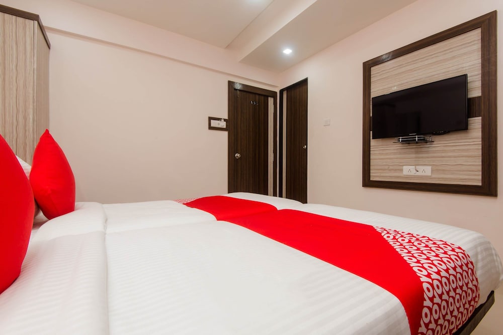 Oyo 13511 Hotel Gems 12/15
