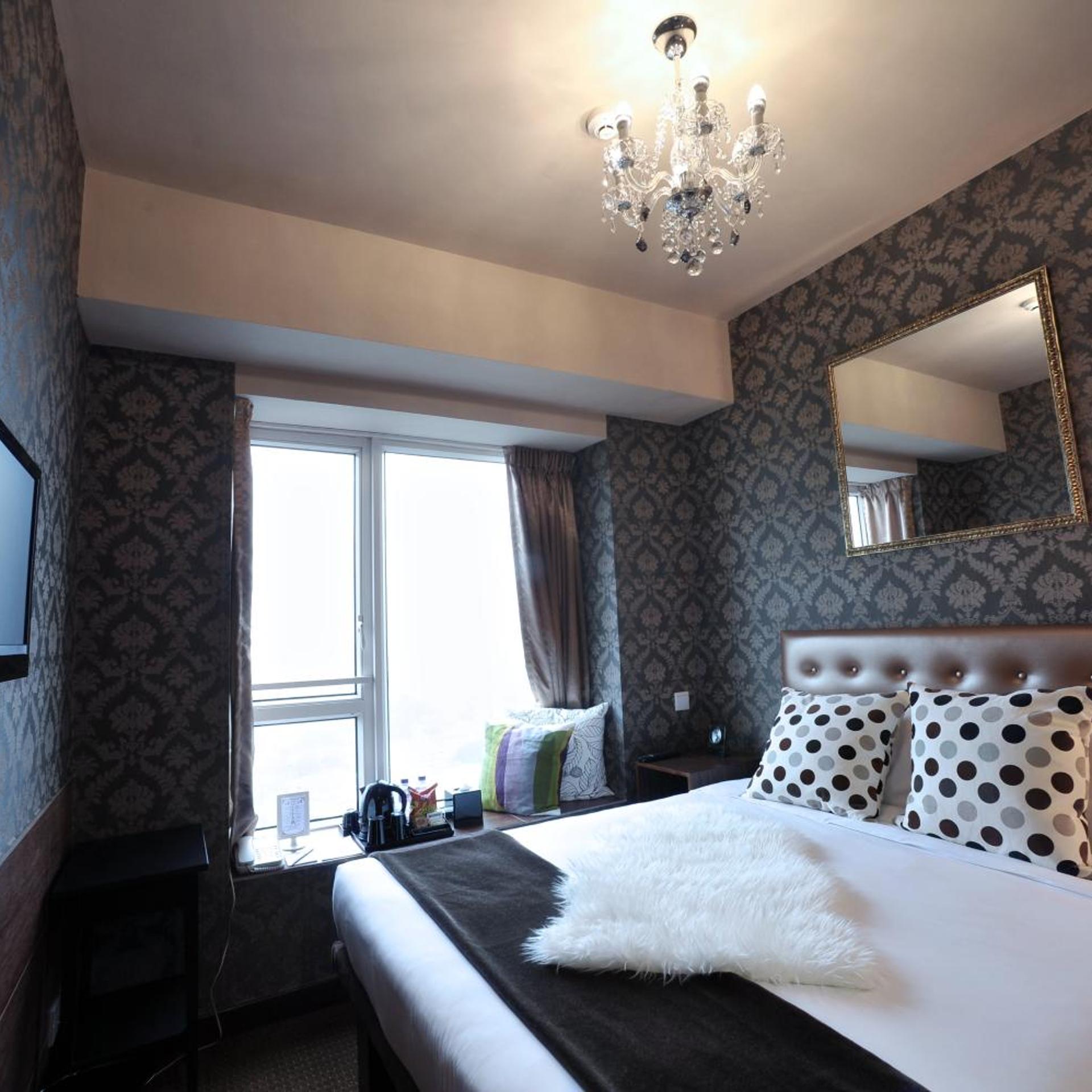 DELUXE, DOUBLE OR TWIN BED