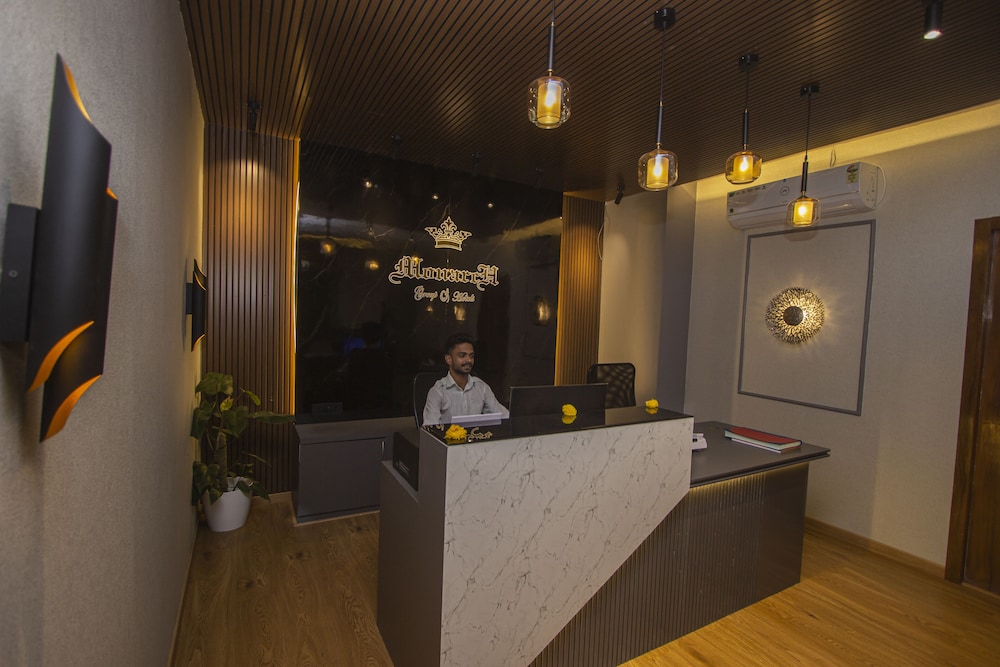 Monarch Guestline Magarpatta 8/32