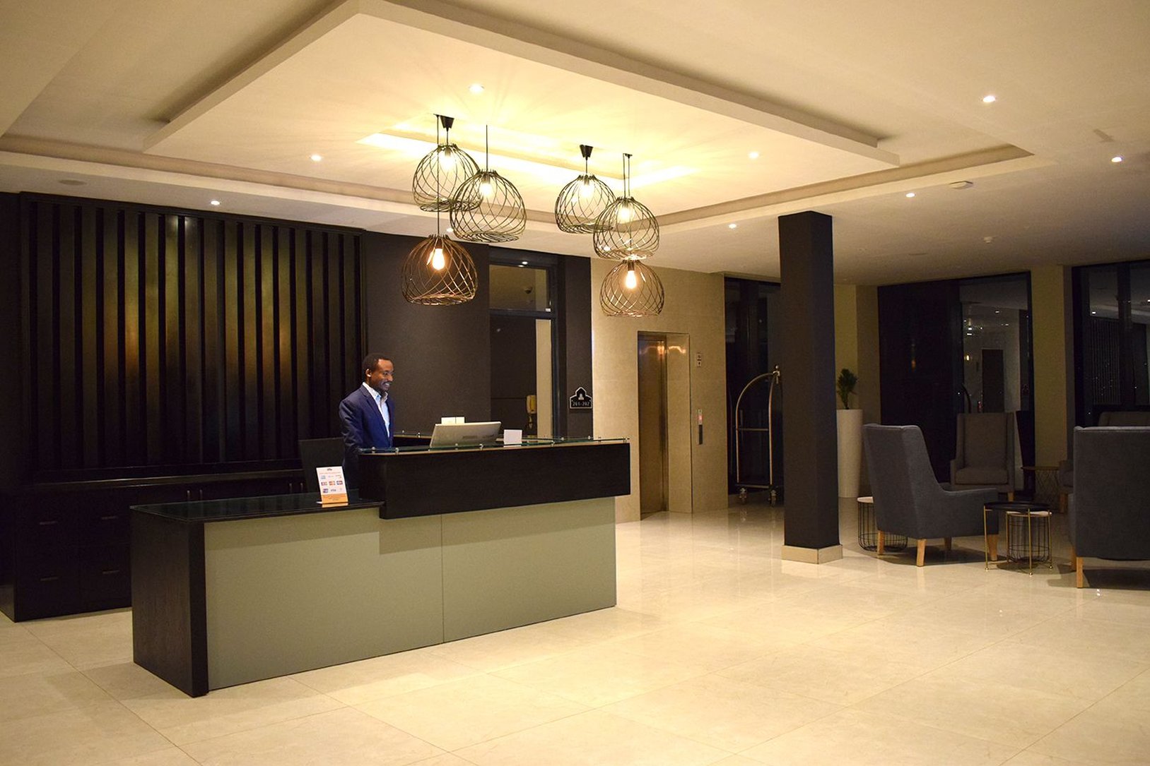 Mythos Hotel 6/19