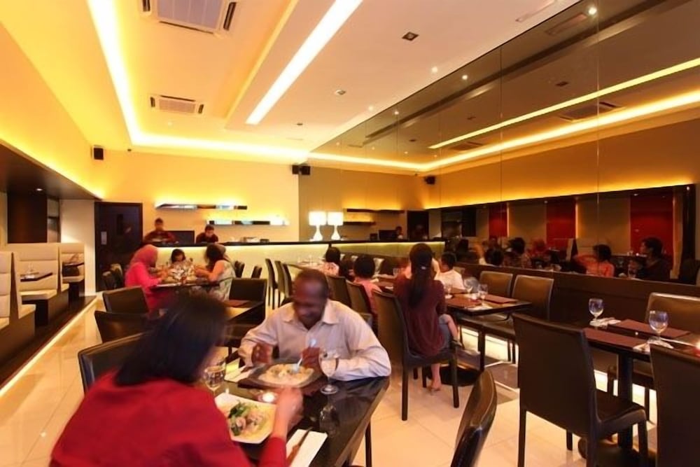 The V Hotel 23/30