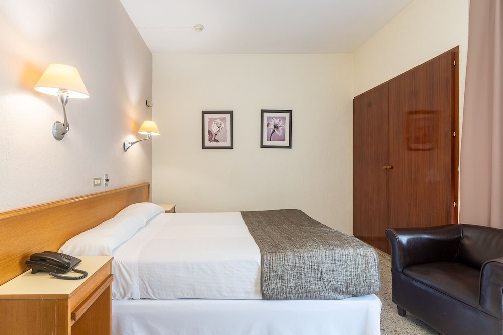 STANDARD, QUEEN BED
