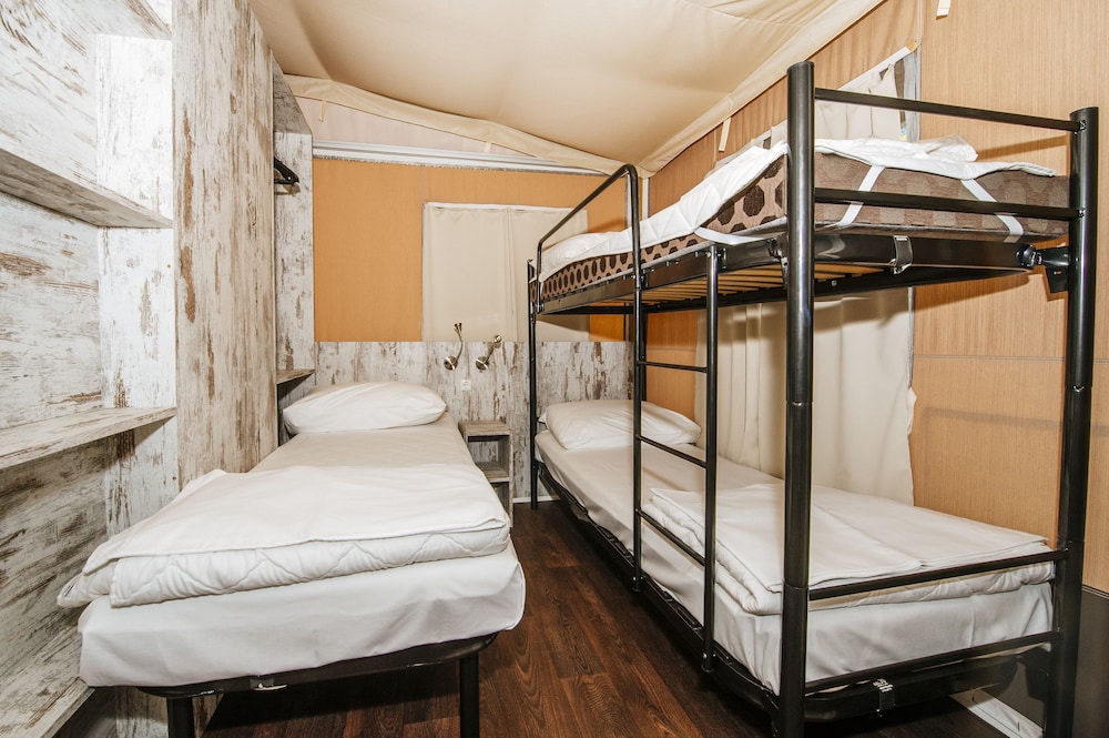 ZATON HOLIDAY RESORT MOBILE HOMES 40/78