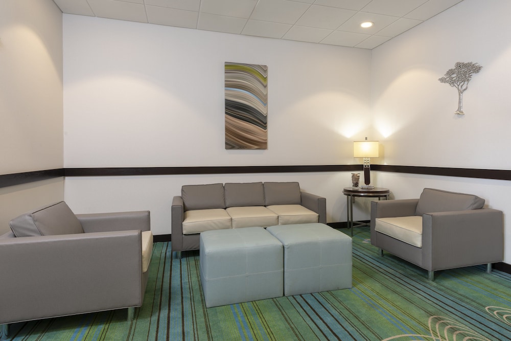 Holiday Inn Express Hotel Suites New Philadelphia 43/66