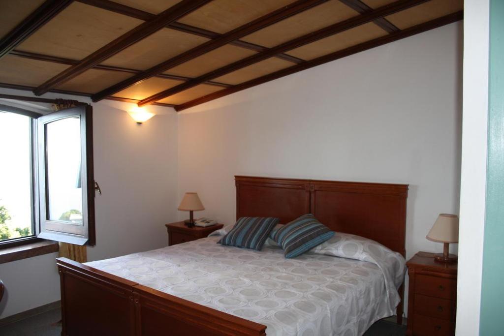 ROOM, SINGLE