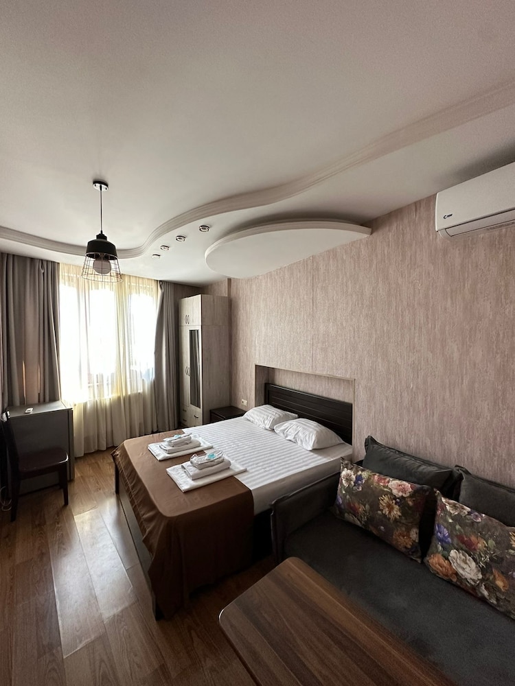 Piano Hotel 12/51