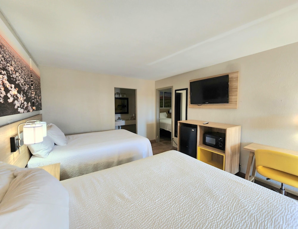 ROOM, MULTIPLE BEDS, SOFA, SMOKING