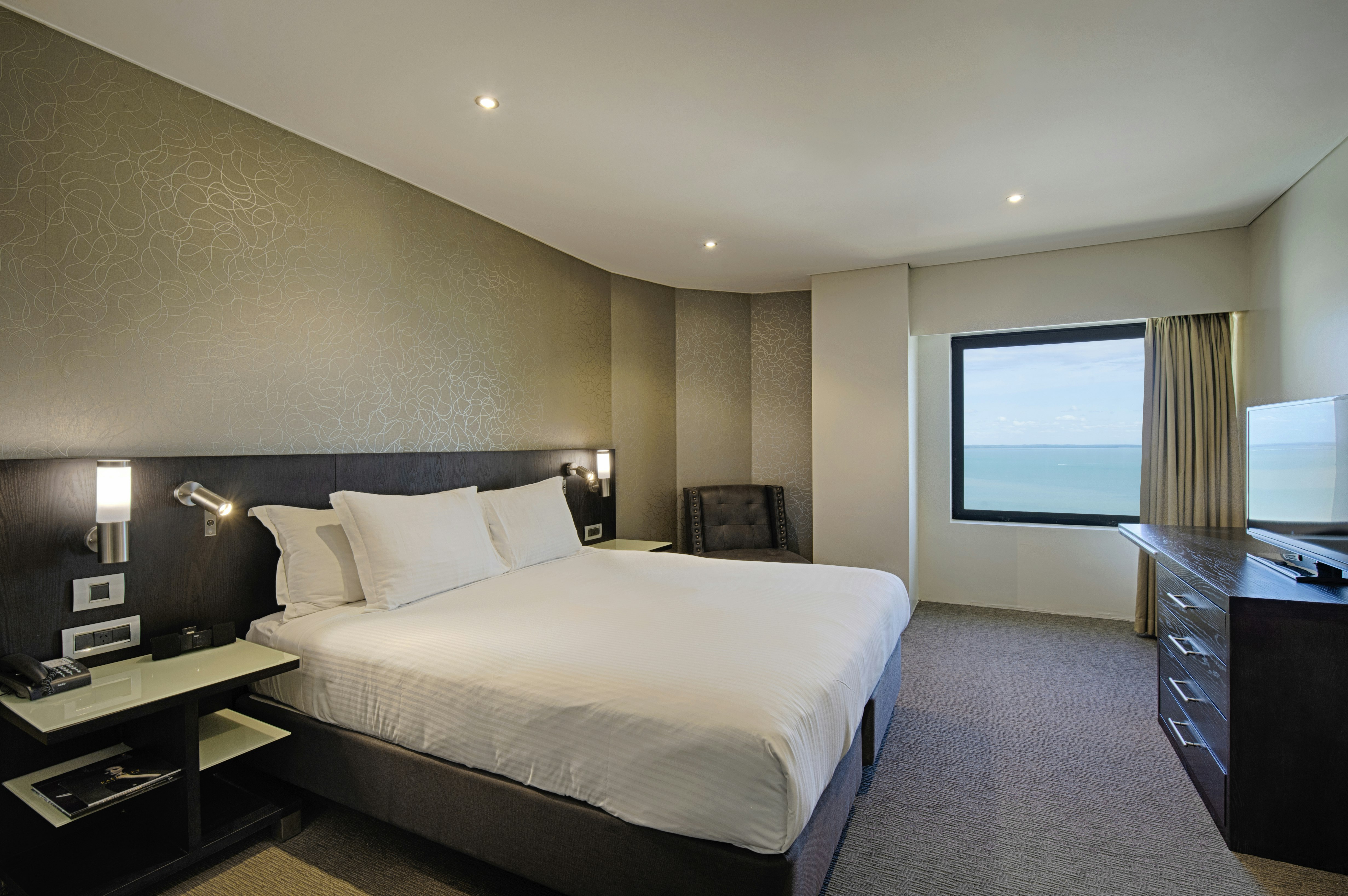 1 BEDROOM, SUITE, KING BED