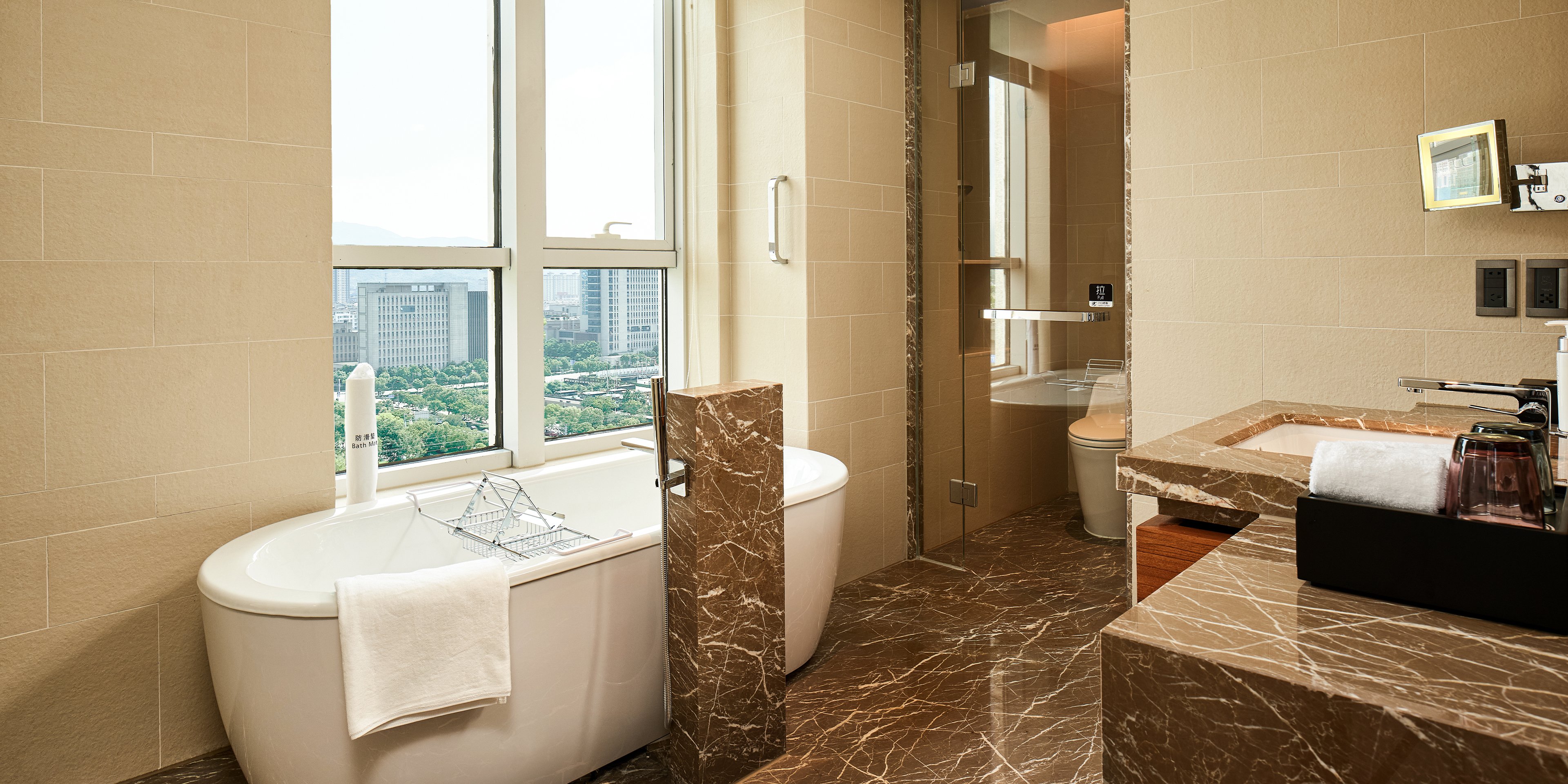 Hualuxe Ningbo Harbor City 44/45