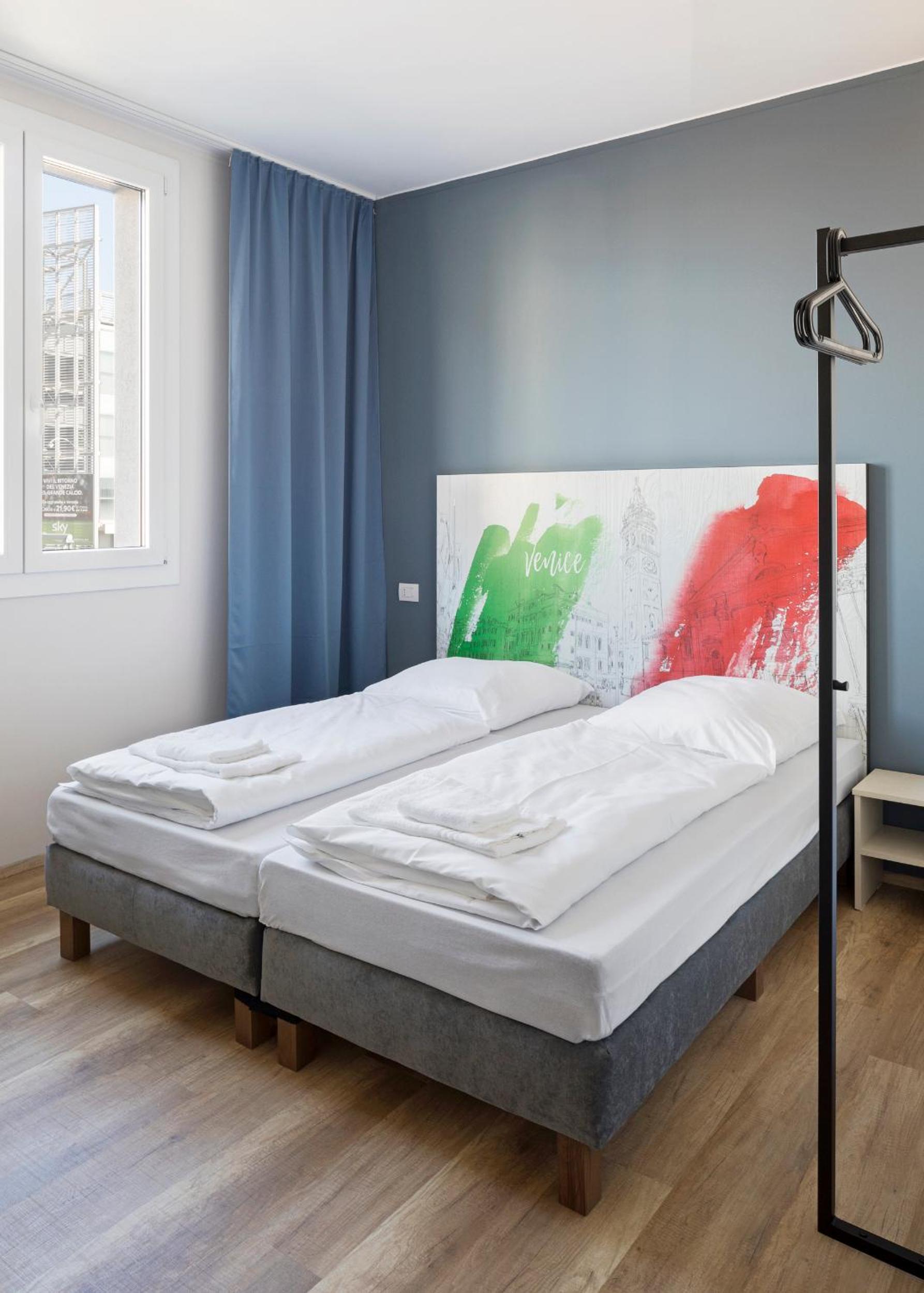 ROOM, SINGLE
