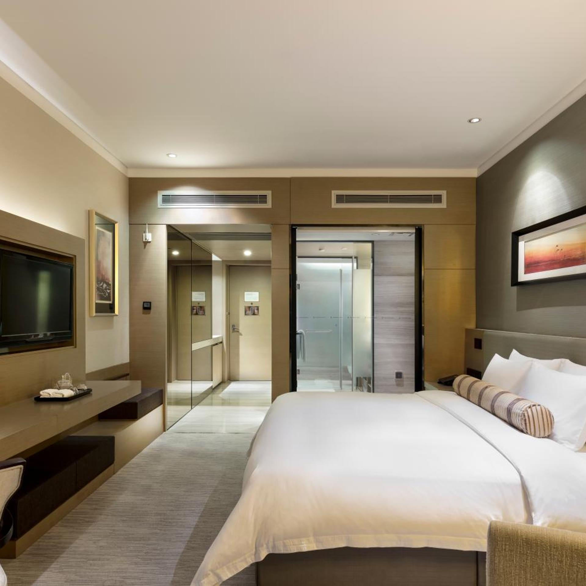 Longchamp Garden Hotel 12/35