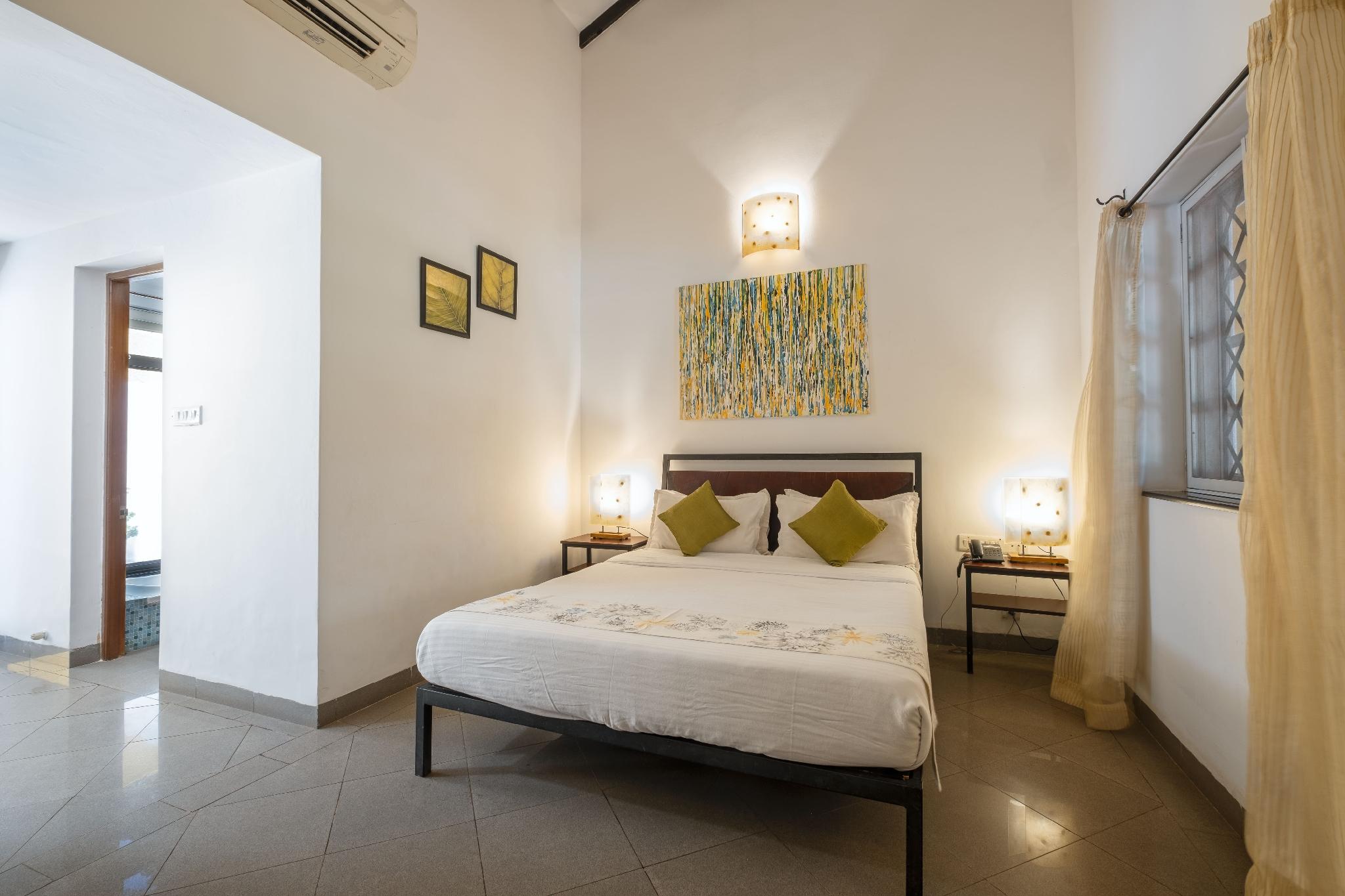 Suite, Double Bed, Pool Side, Bathtub