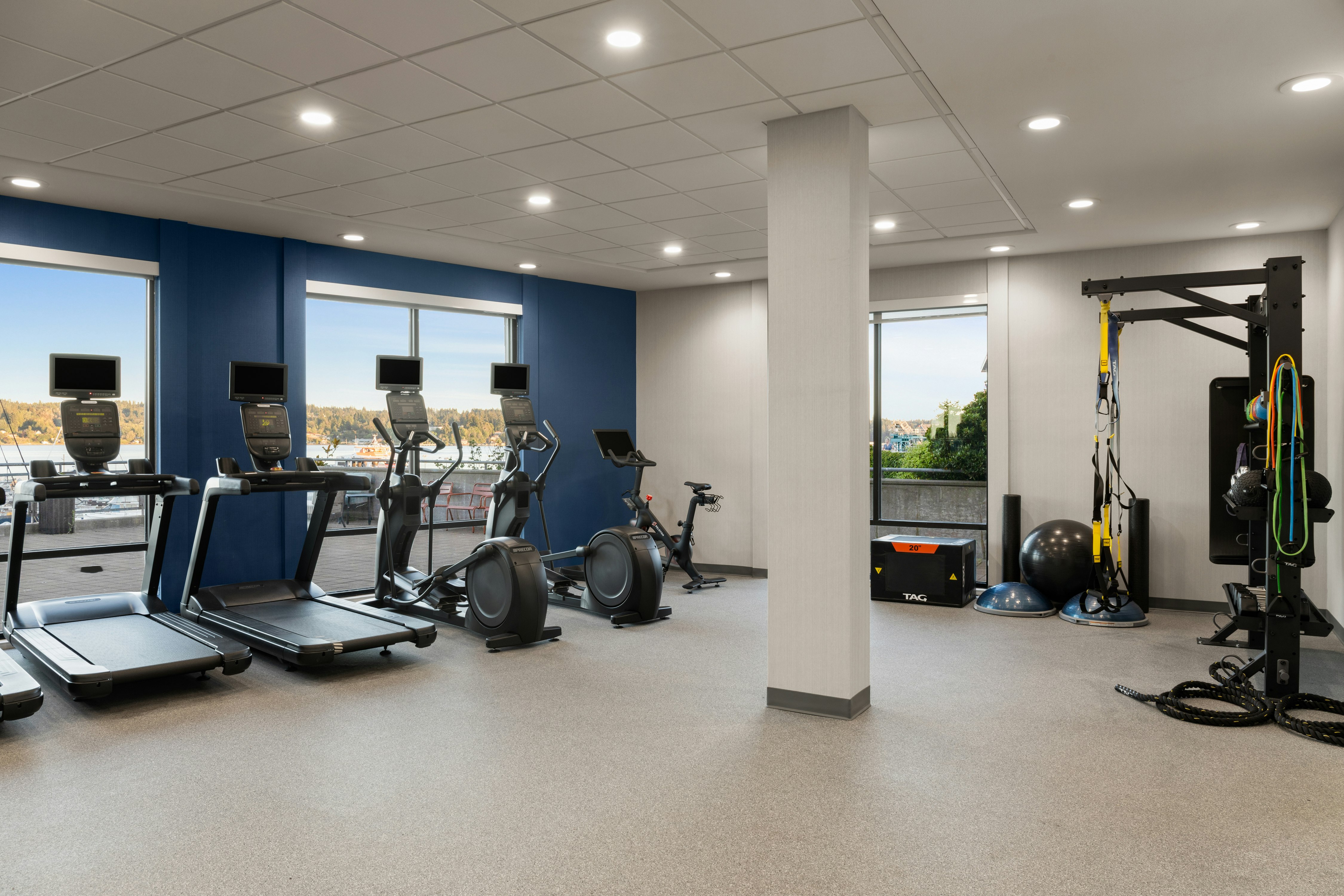 Hampton Inn Suites Bremerton 26/57