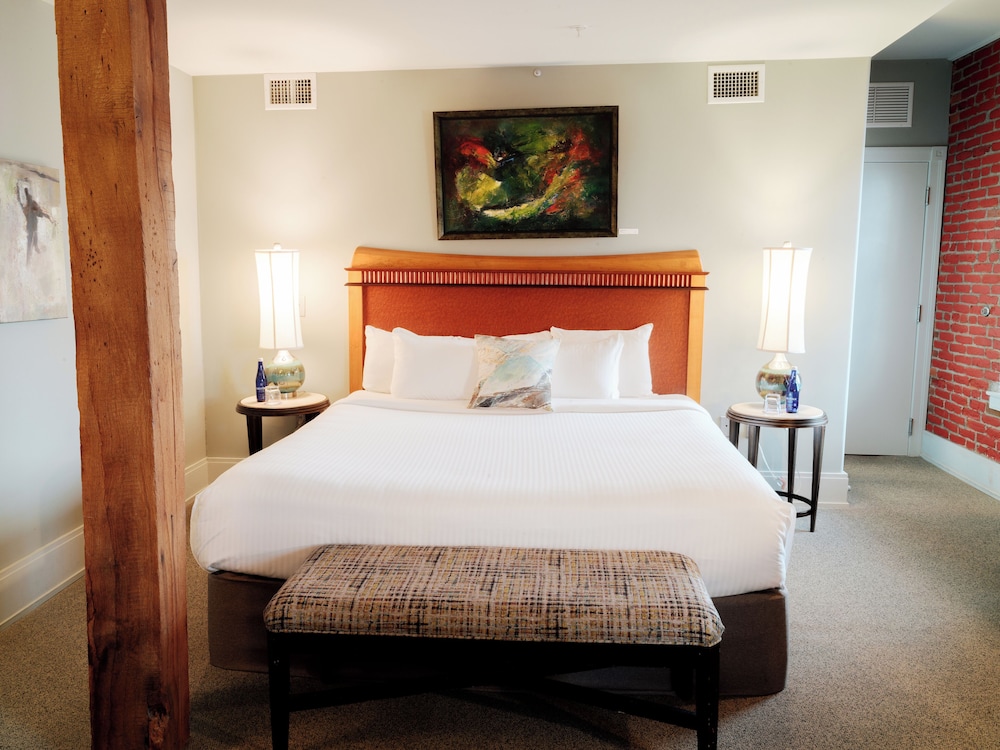 DELUXE, KING BED