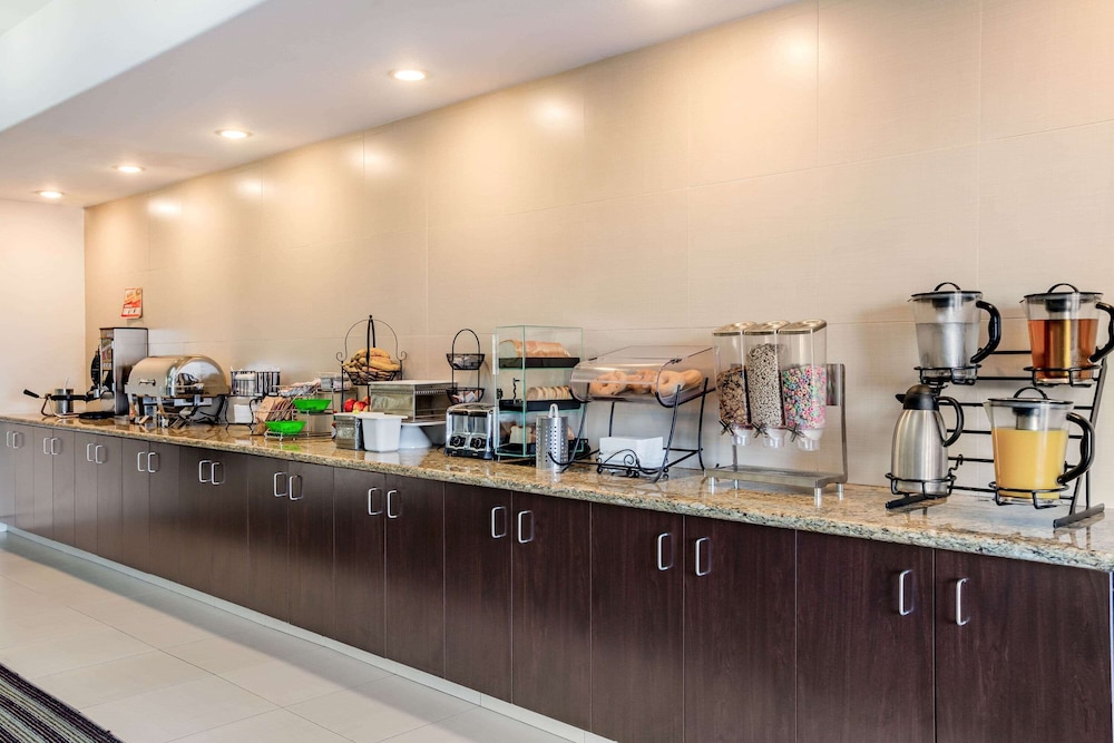 La Quinta Inn & Suites by Wyndham Fowler 48/61