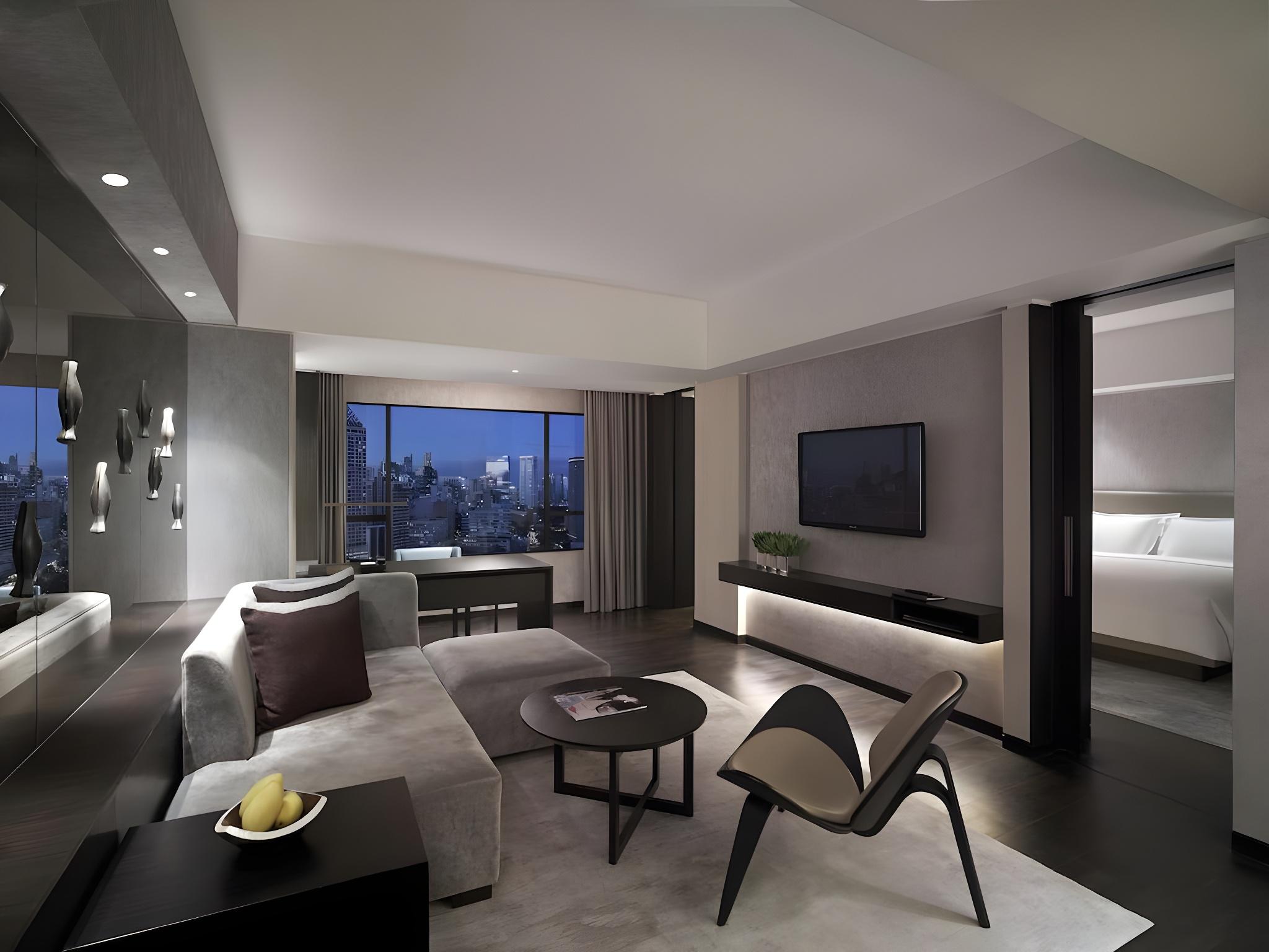 DIRECTOR, STUDIO, SUITE, KING BED