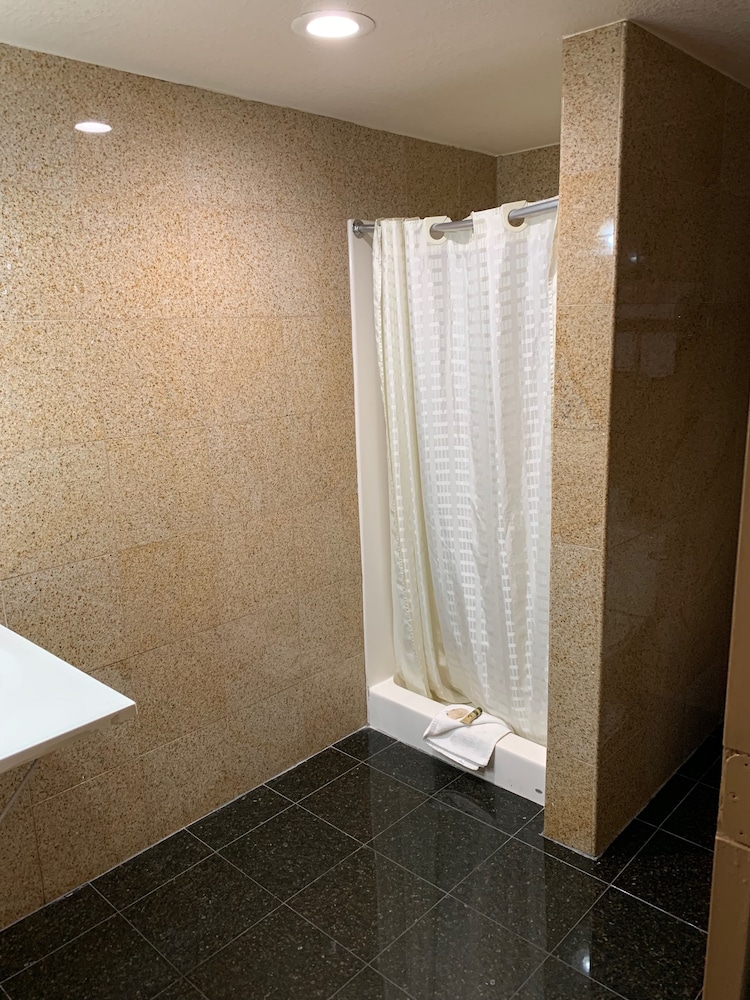 Express Inn & Suites Ontario 24/30