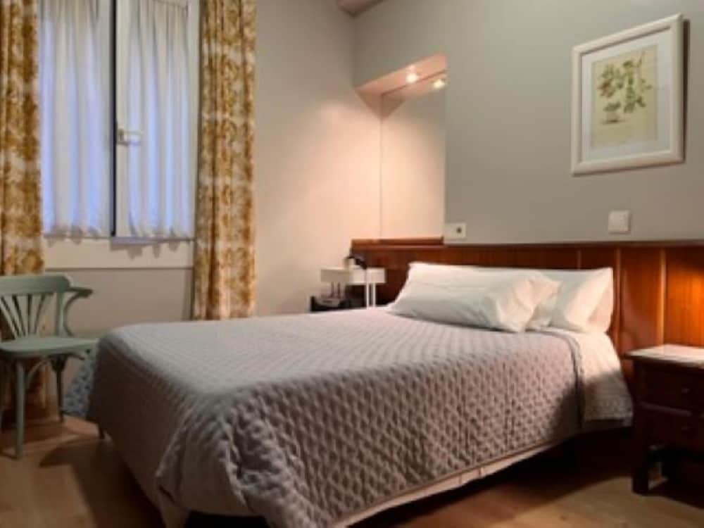 غرفة مفردة بسرير فردي