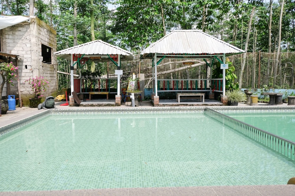 OYO 563 Damar Mas Resort Lereng Kelud 10/61