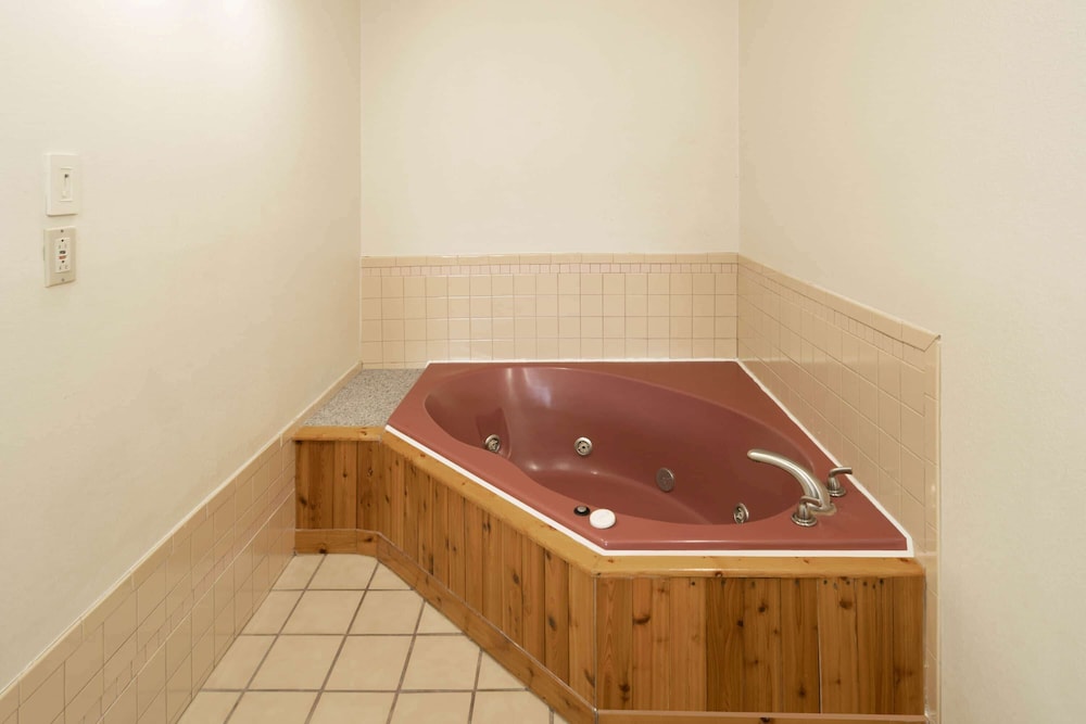 Super 8 by Wyndham Cleveland TN 30/36