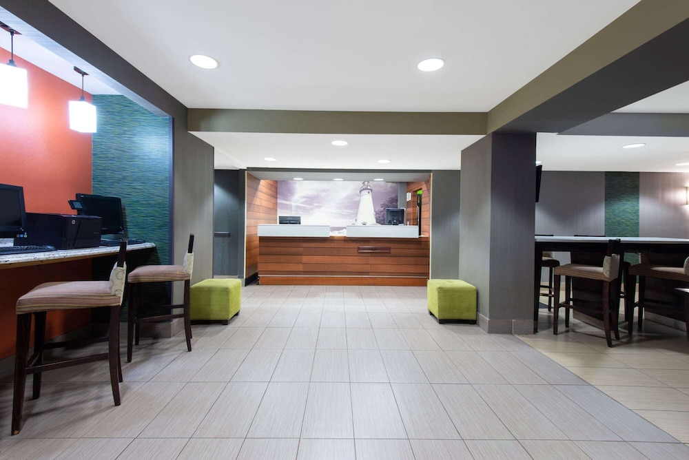 La Quinta Inn & Suites by Wyndham Erie 8/51