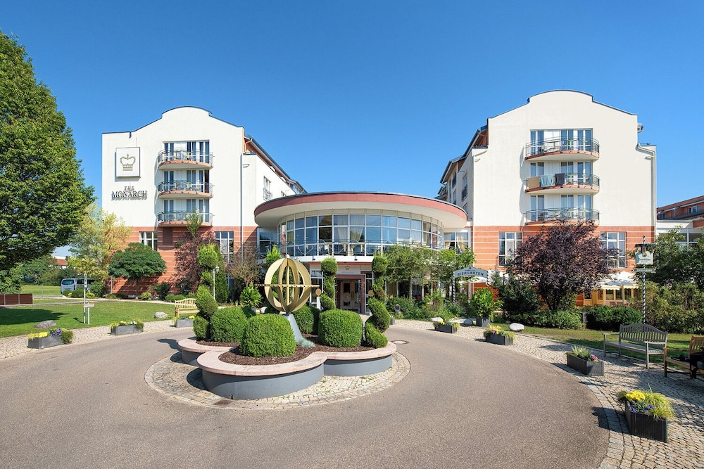 Monarch Hotel 59/68