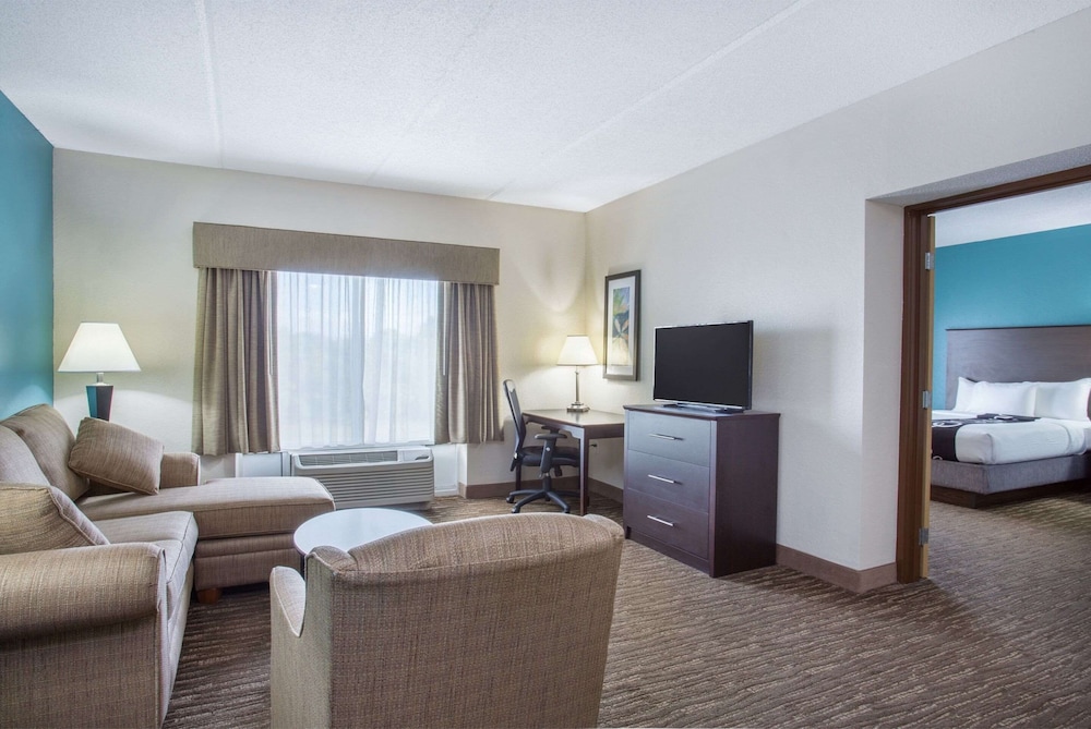 Comfort Inn & Suites Sarasota I75 33/44