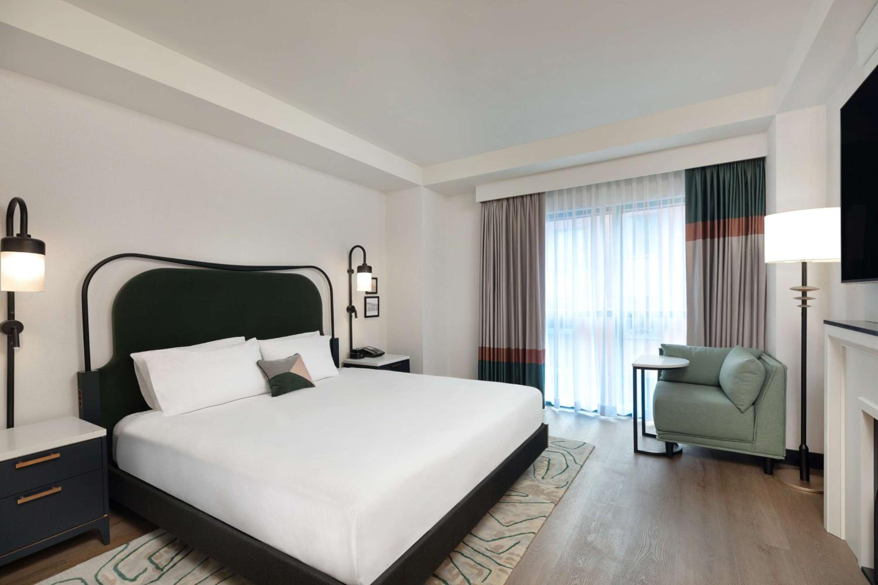 DELUXE, KING BED, ACCESSIBLE
