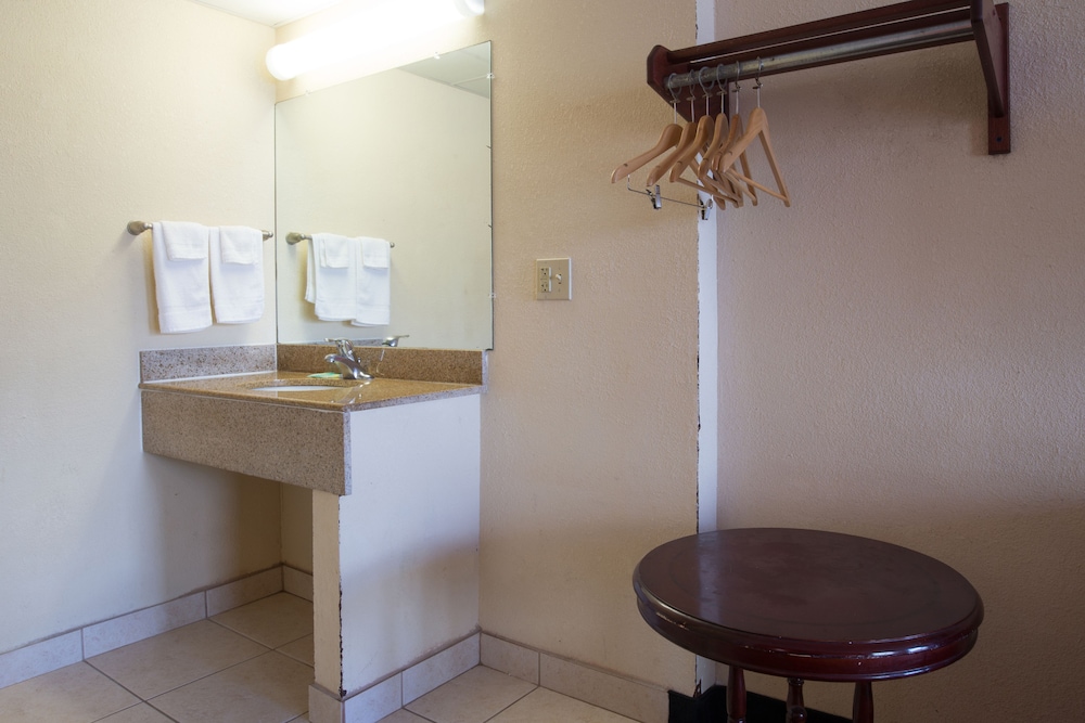 Budget Inn Cocoa 44/45